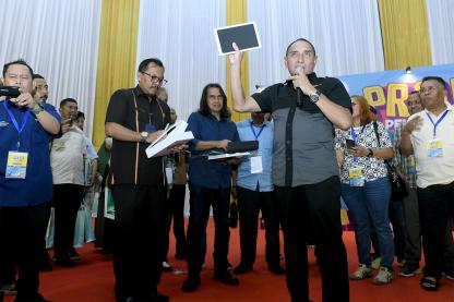 Dukung Tugas Wartawan, Gubermur Edy Rahmayadi Serahkan Bantuan Tablet